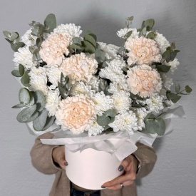 Коробка из кустовых хризантем и диантуса